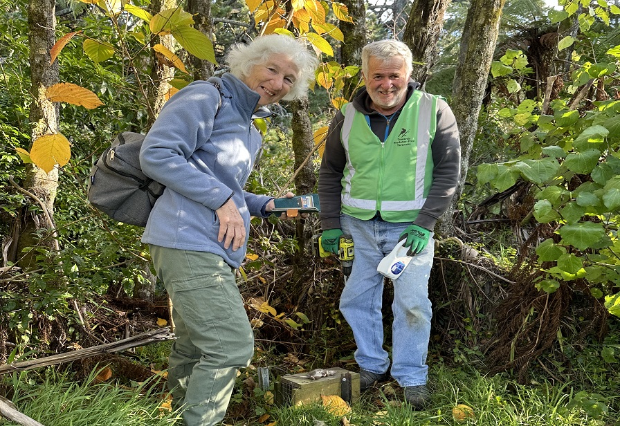 Julie and Tony Duff trapping volunteers v2
