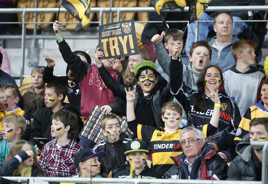 Eager fans at Yarrow Stadium