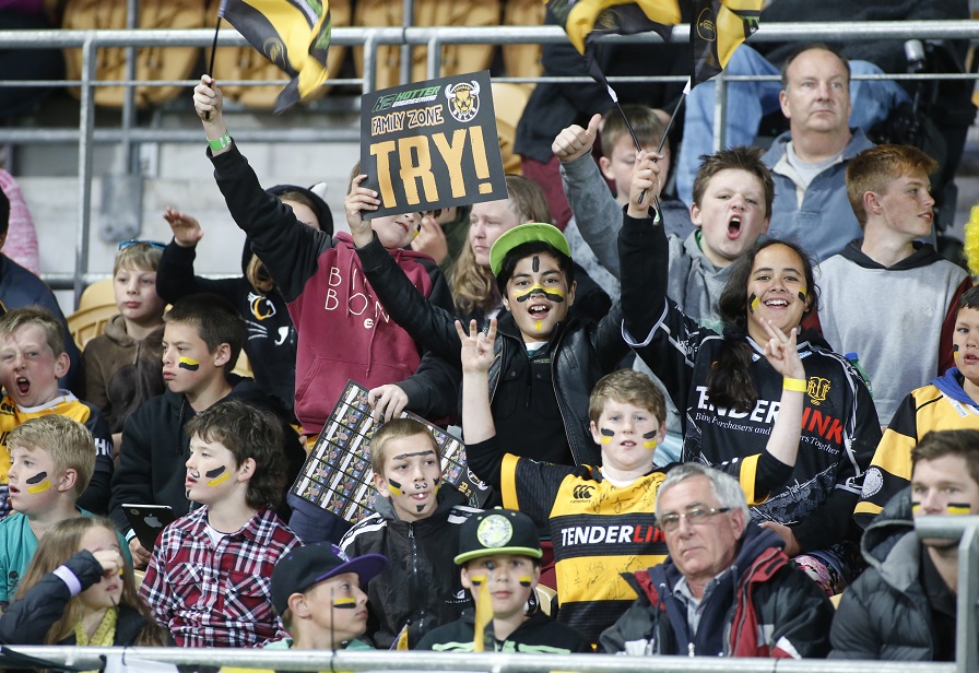 Eager young fans at Yarrow Stadium Eager fans at Yarrow Stadium